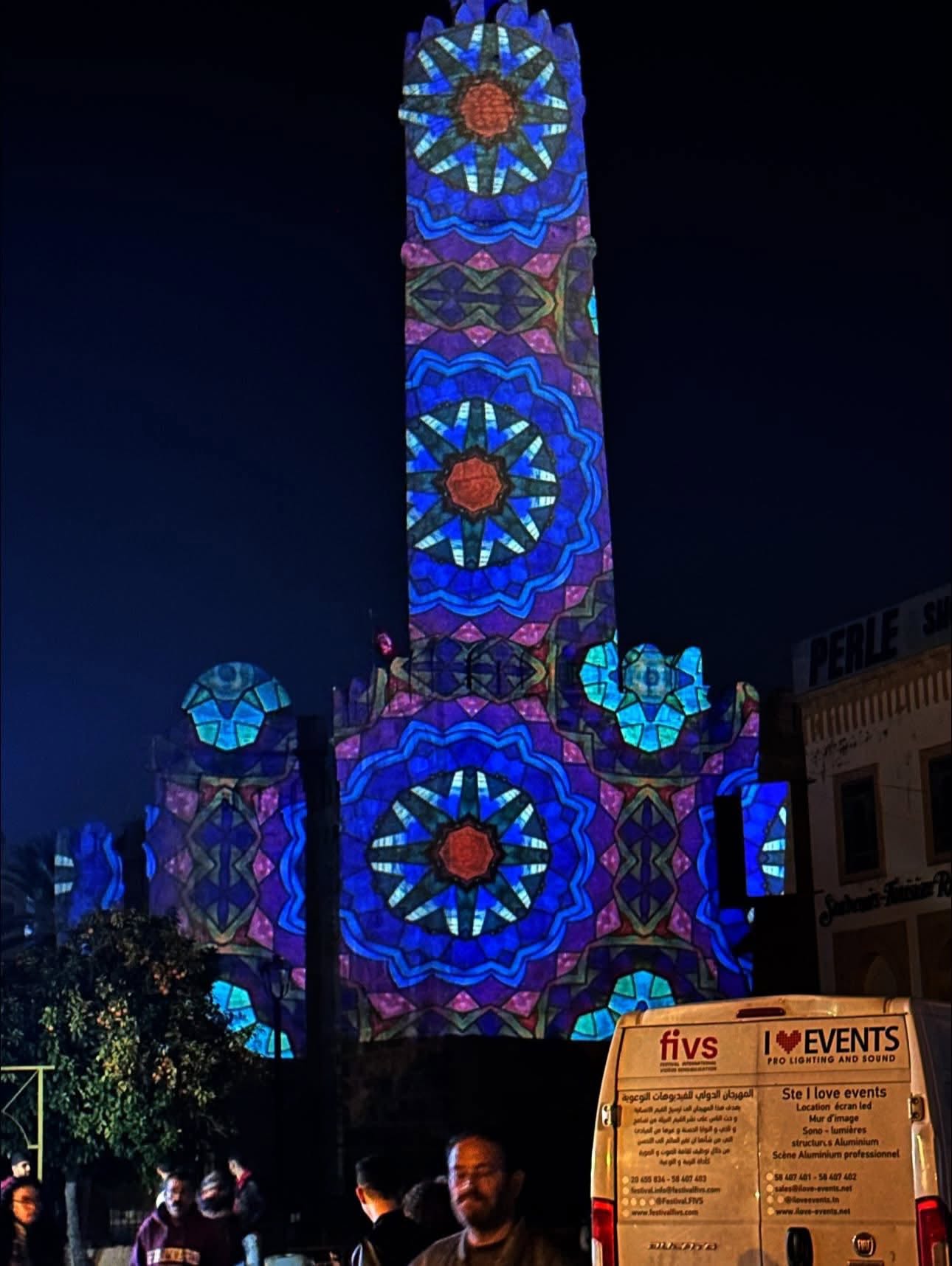Tour illuminée de motifs floraux bleus et dorés