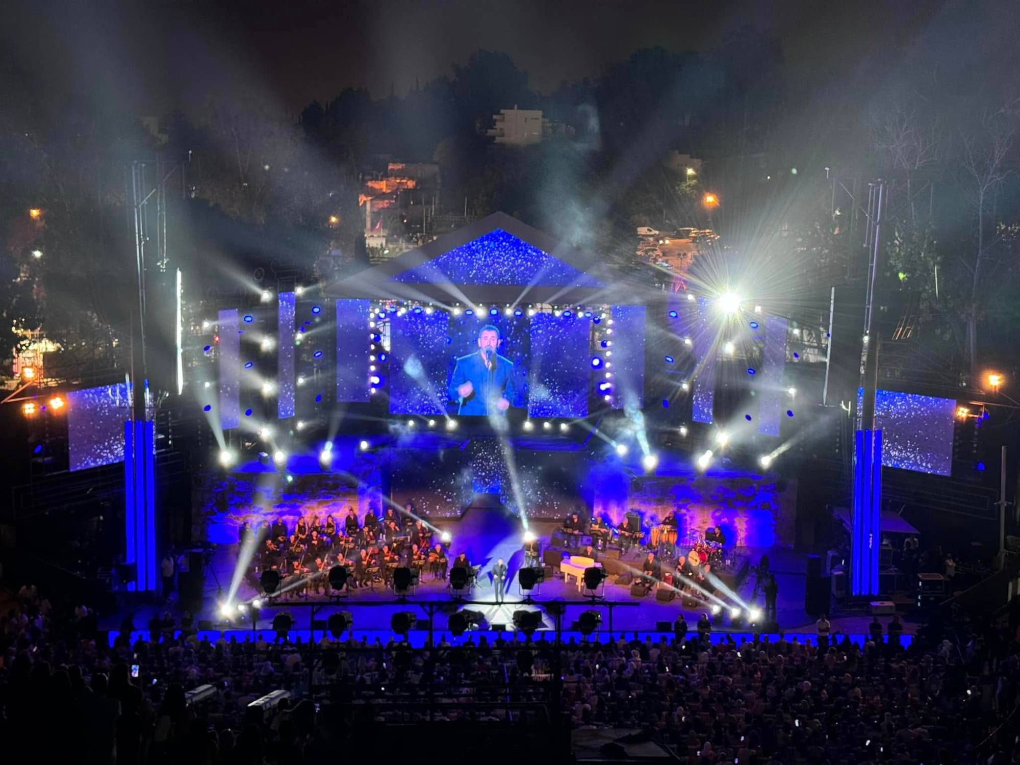 Faisceaux bleus au-dessus de la scène du Festival International de Carthage
